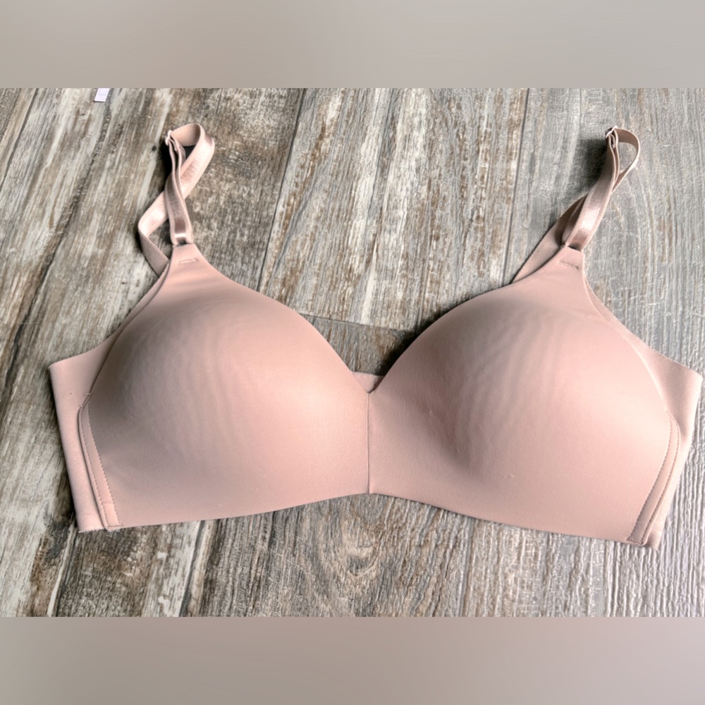 Wirefree beige nude lightly lined / padded seamless T-shirt bra by Warners • 34C